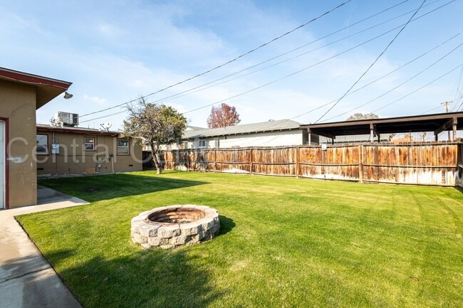 Building Photo - 3 Bedroom/1 Bath Home - $1850 per month!