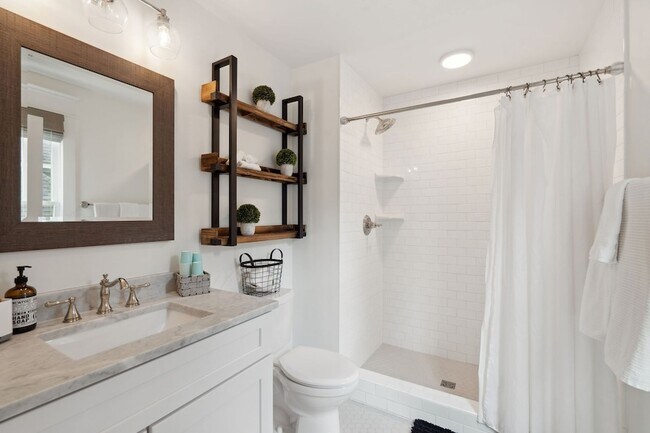 Building Photo - 1226 Adams St