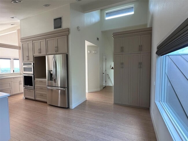 Building Photo - 5206 Scenic View Dr