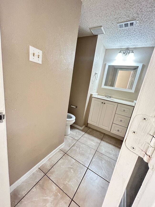 Building Photo - Well-Maintained 3-Bed / 2.5-Bath Home in Central Arlington