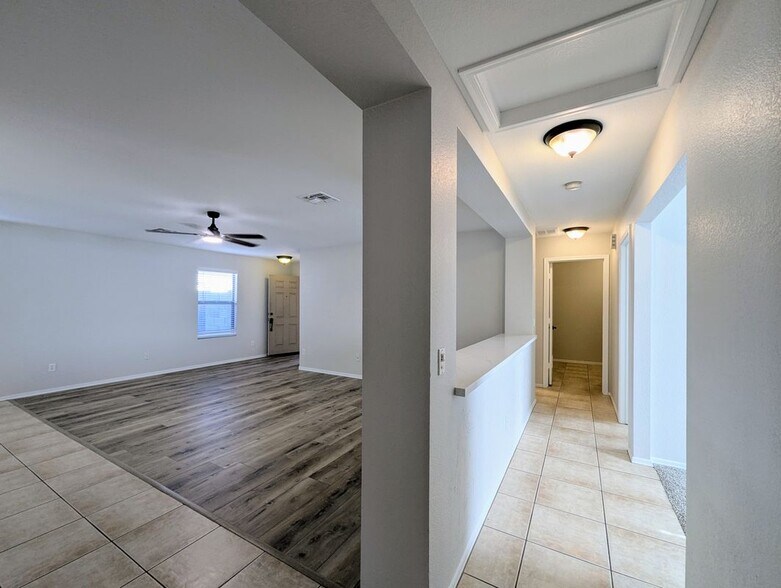 Building Photo - 3008 W Running Deer Trl