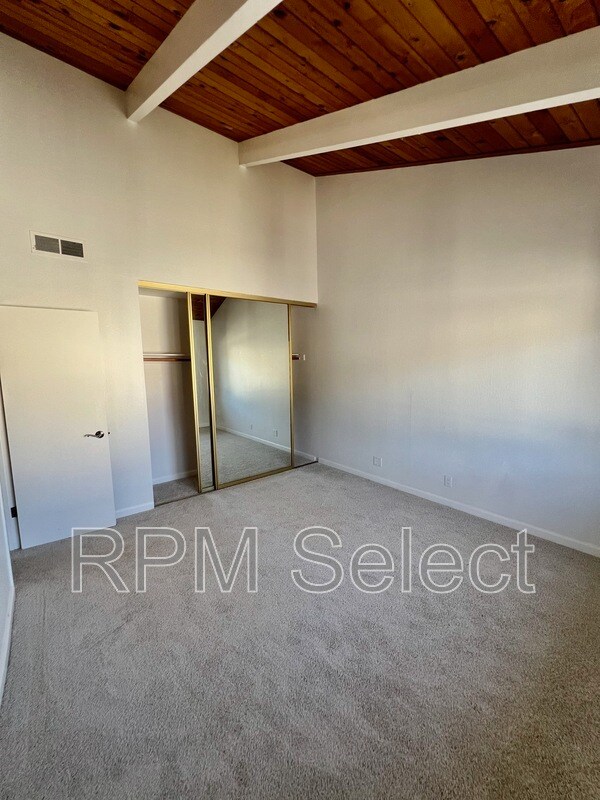 Building Photo - 2200 Laguna Cir