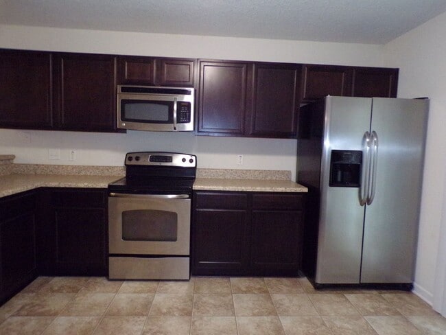 Building Photo - Two Bedroom Townhome located in the Burroughs in Carolina Plantations