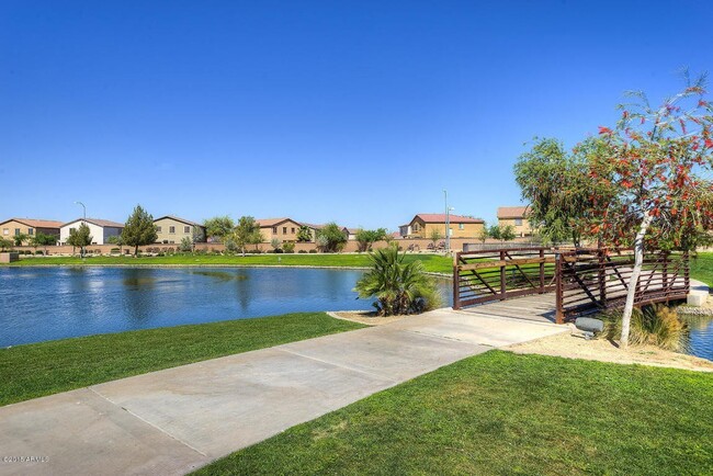 Building Photo - Charming 5 Bed 3 Bath Home in good communi...