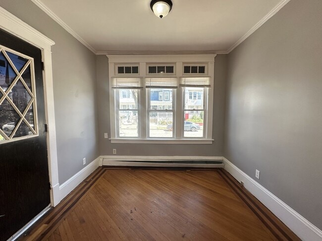 Building Photo - 5 bedrooms, 1 bathroom
