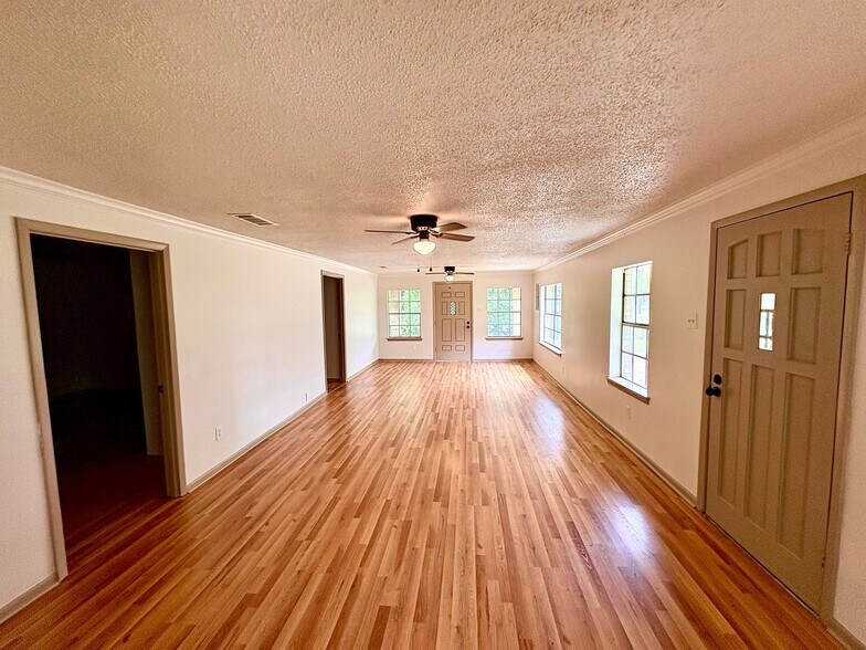 Building Photo - 861 Welworth St