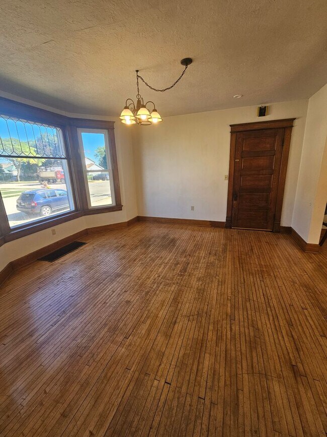 Building Photo - 1-603 1/2 N Superior Ave