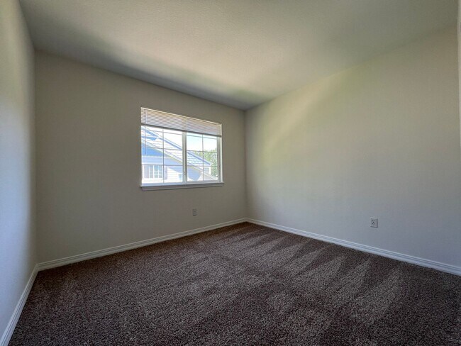 Building Photo - Charming 2 Bed/1.5 Townhome in Fabulous Lo...