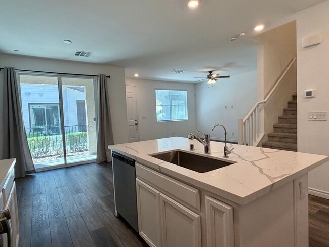 Building Photo - Amazing NLV 3 bed townhome