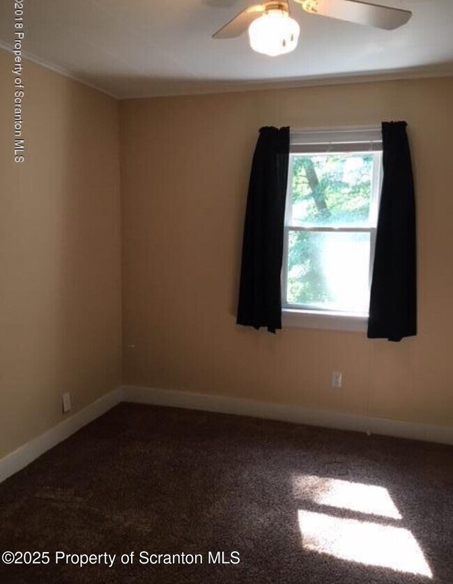 Building Photo - 410 Lane Hill Rd