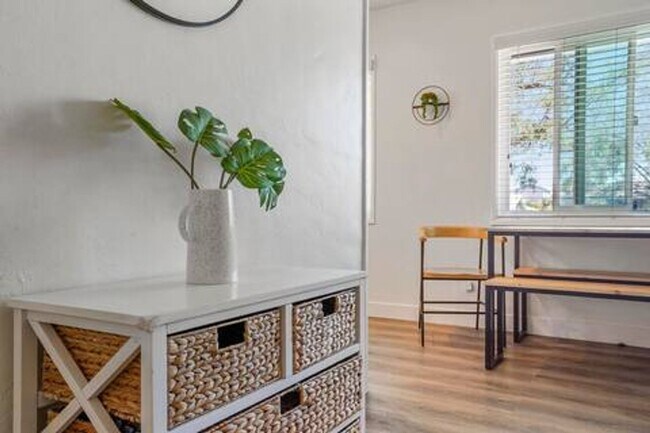 Building Photo - Furnished Home Available Now!