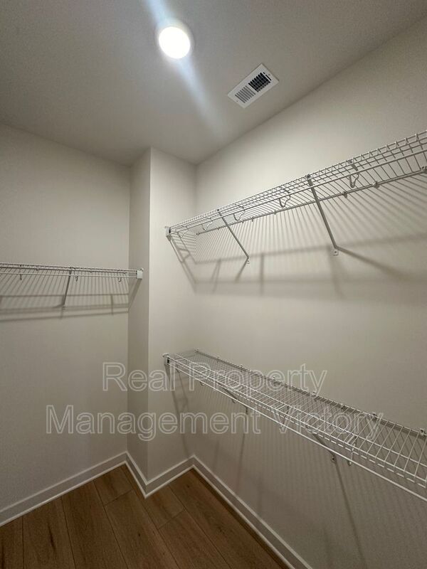 Building Photo - 1108 Windsor Sq
