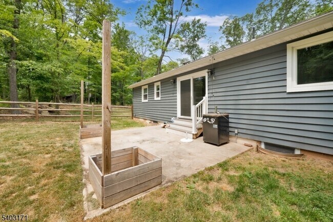 Building Photo - 422 Hollow Rd