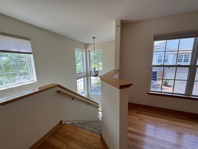 Building Photo - 2268 Vanderbilt Dr
