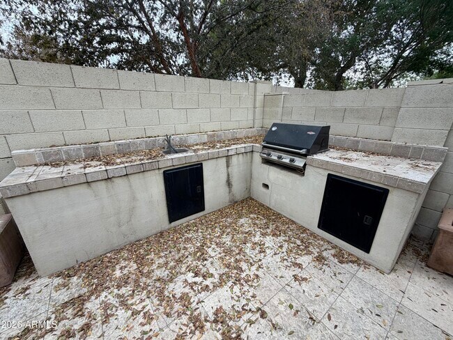 Building Photo - 421 W Wisteria Pl