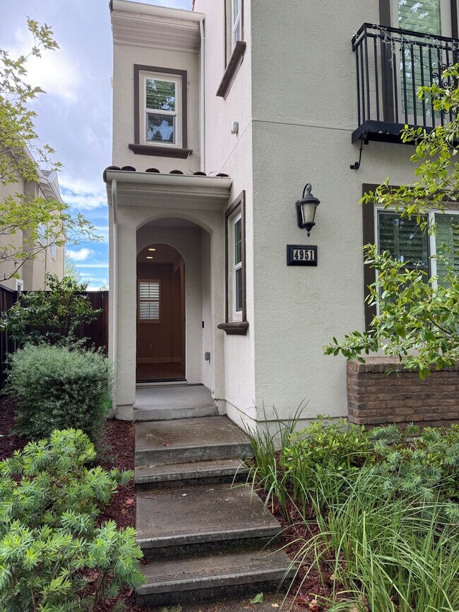 Building Photo - Beautiful Upgraded 4 Bed 3 Bath home in San Ramon Gale Ranch