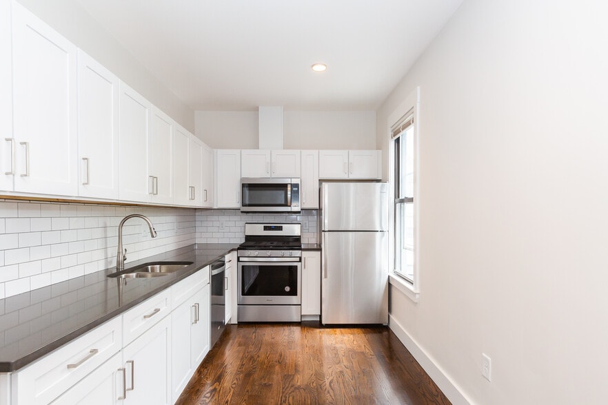 Building Photo - 22 Clary St