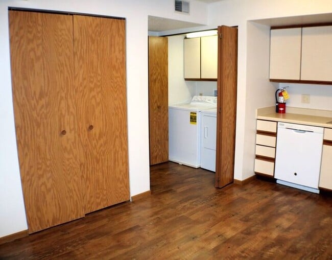 Building Photo - $1,095 | 2 Bedroom, 1 Bathroom 2nd Floor C...
