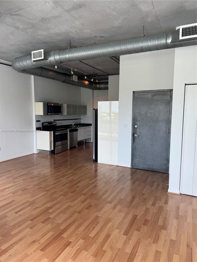 Building Photo - 10 SW South River Dr