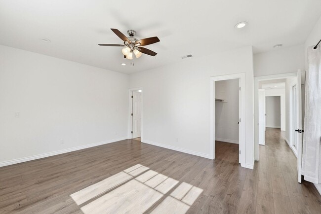 Building Photo - Sunning 3BD/3BA w/Bonus Room and Private Yard