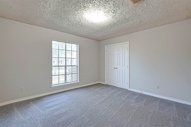 Building Photo - 22610 Deville Dr