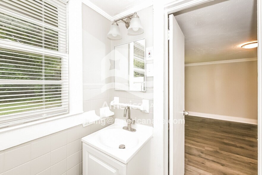 Building Photo - 1116 Lovely Ln