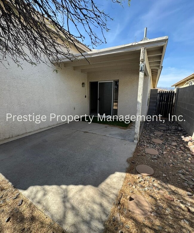 Building Photo - This charming 3+den/2 Bath East Home Is just What You Need!!