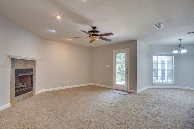Building Photo - Spacious Pace Home with Office, Fireplace ...