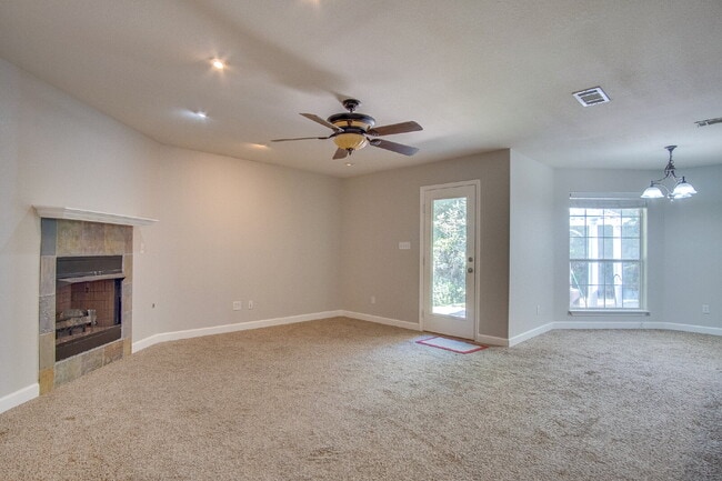 Building Photo - Spacious Pace Home with Office, Fireplace & Pergola