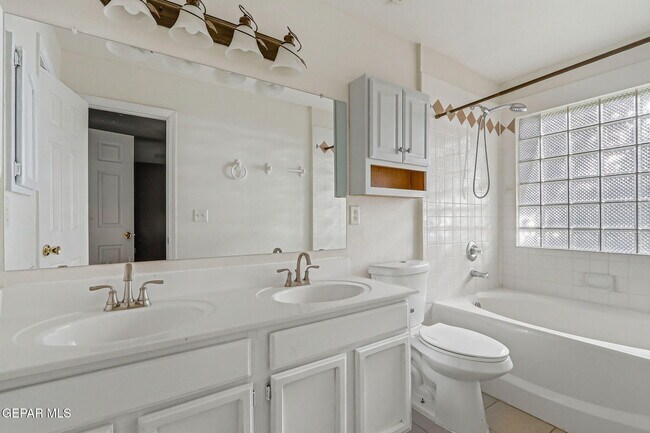 Building Photo - 305 De Palma Pl