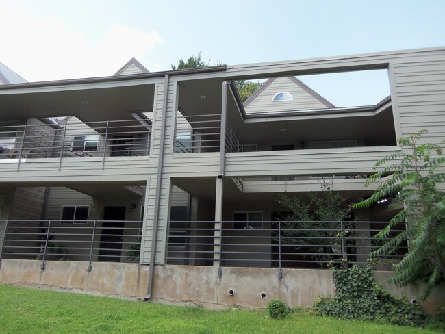 Building Photo - Cozy Condo close to downtown!!