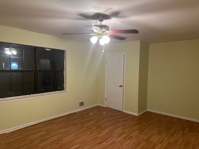 Building Photo - 209 Maple Hill Dr