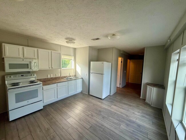 Building Photo - 100 Springwood