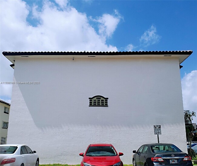 Building Photo - 950 SW 104th Ct