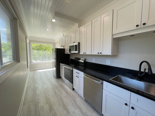Building Photo - Beautiful Newly Remodeled Unit in Buckman with Washer/Dryer, A/C