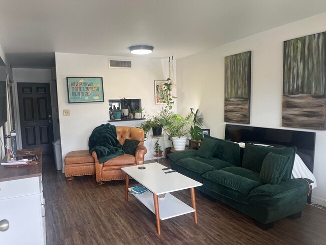 Building Photo - This well-maintained 2-bedroom, 1.5-bath home in Russellville, AR