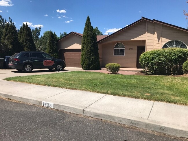 Building Photo - Single level home in NE Bend with huge yard!