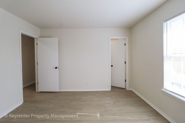 Building Photo - E 31st Ct Duplex