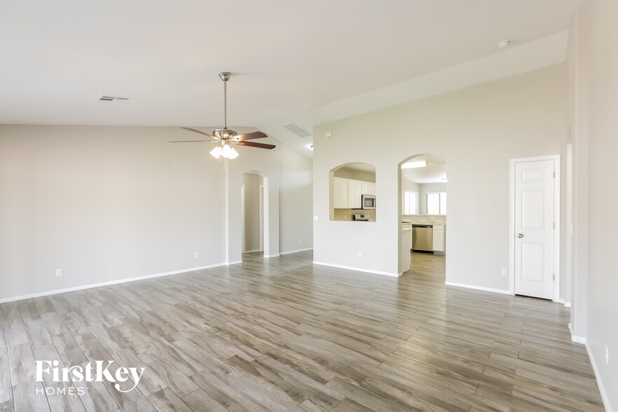 Building Photo - 7017 N 77th Dr