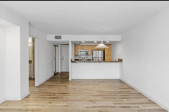 Building Photo - "Chic 1-Bedroom Oasis with Modern Elegance...