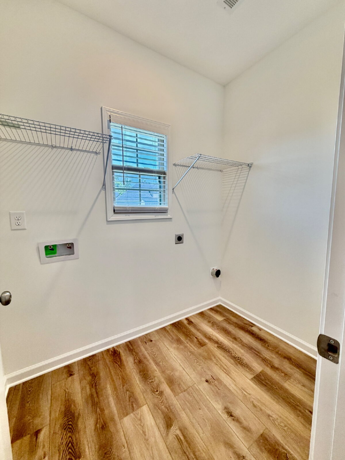 Building Photo - "Spacious 4-Bed, 3-Bath Gem on Woodrush Drive – Your Perfect Clarksville Retreat!"