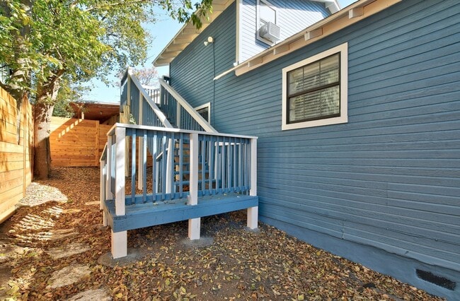 Building Photo - 2016 E 11th St