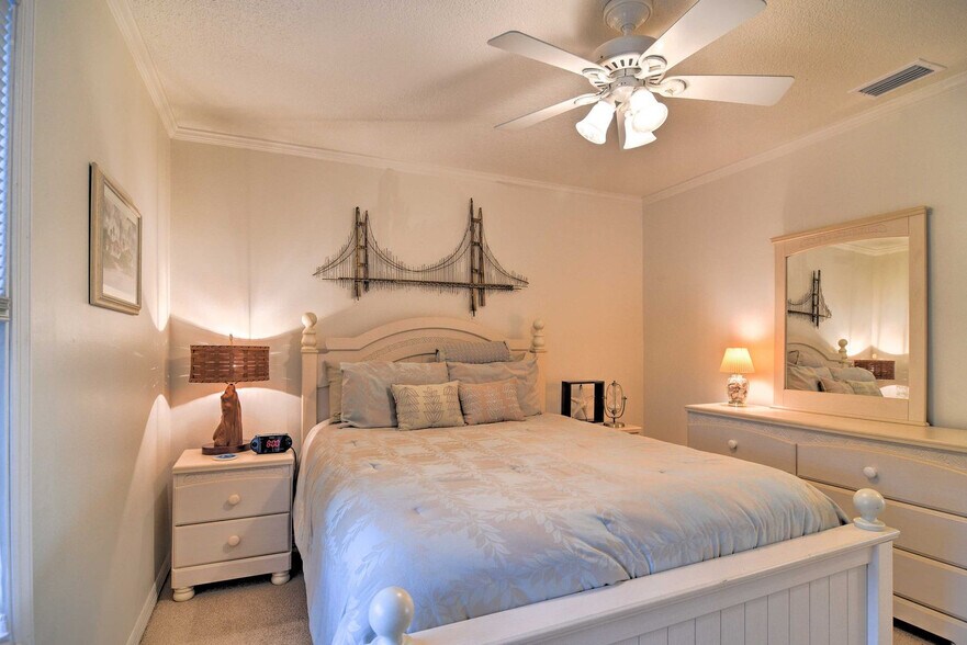 Building Photo - 5285 Coquina Key Dr SE