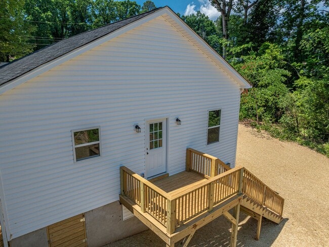 Building Photo - Your New Home Awaits in Hickory!