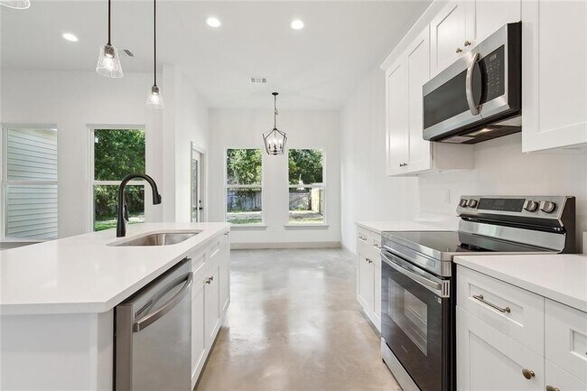 Building Photo - 2120 Robin St