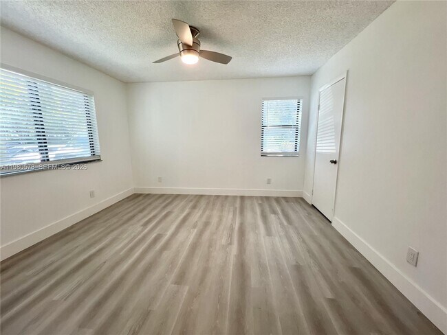 Building Photo - 640 S Park Rd