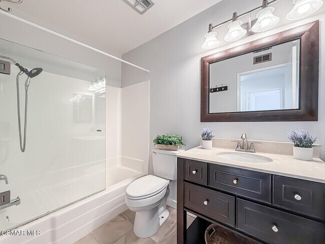 Building Photo - 1915 Woodside Dr