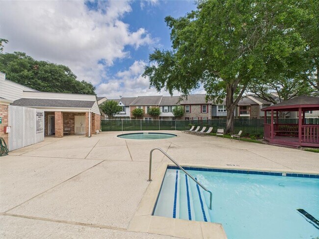 Building Photo - 10380 Briar Forest Dr