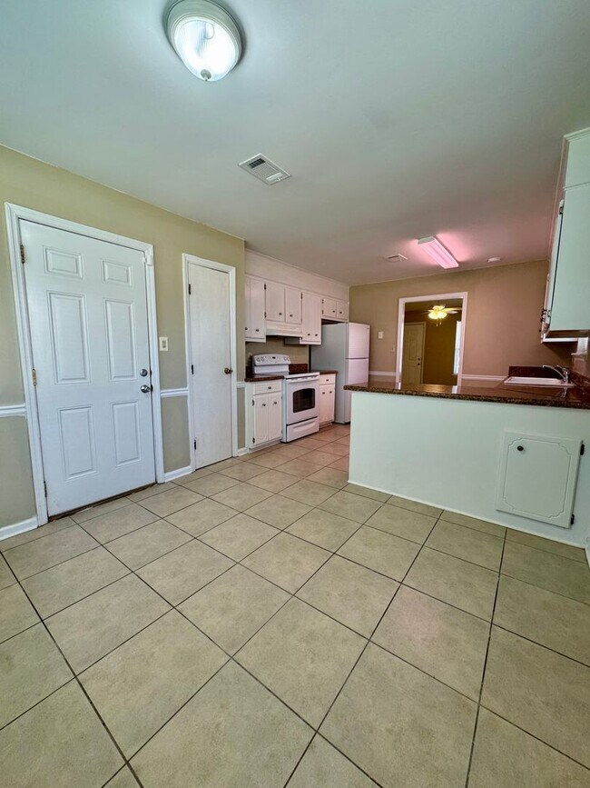 Building Photo - Charming 3 Bedroom, 2 Bath Home Available Now!