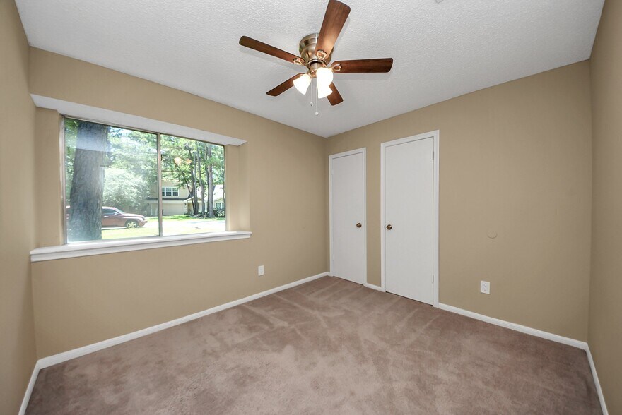 Building Photo - 15 Brentwood Oaks Ct